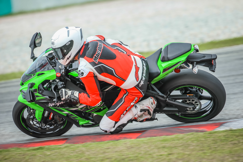 Illustration for article titled Ride Review: The 2016 Kawasaki ZX-10R Is The Amazing Superbike That Won't Kill You